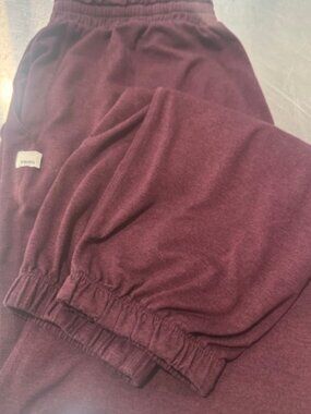 Vuori Boyfriend Jogger Women's Size S in Burgundy